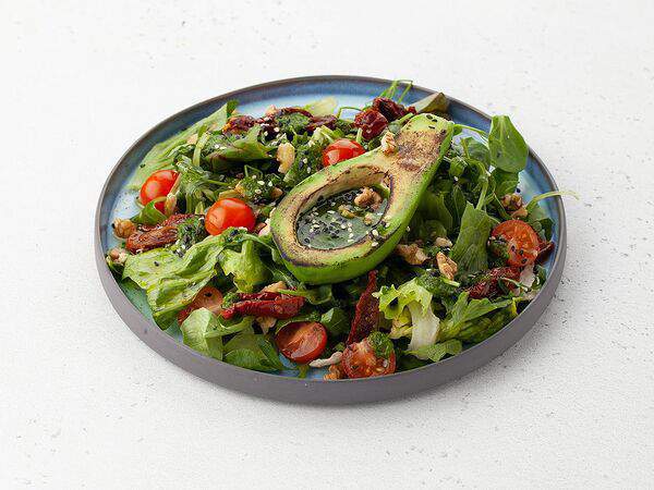 AVO Kitchen & Bar - Крокодил Гена с авокадо, лесными орехами и соусом Чимичурри