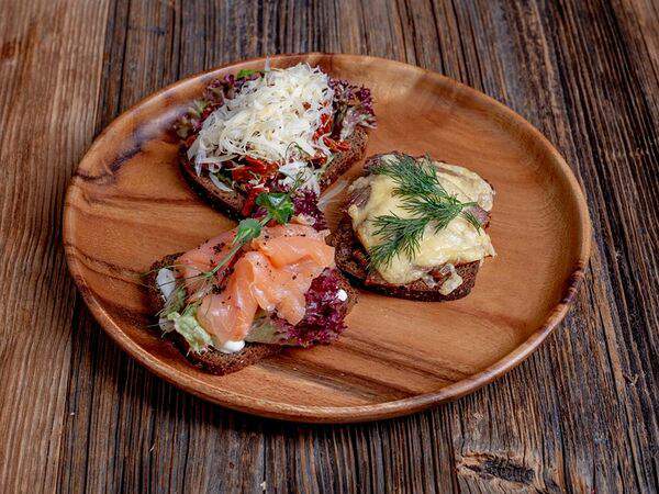 Parmesan - Бутерброд с пряной свининой, томленым луком и сыром