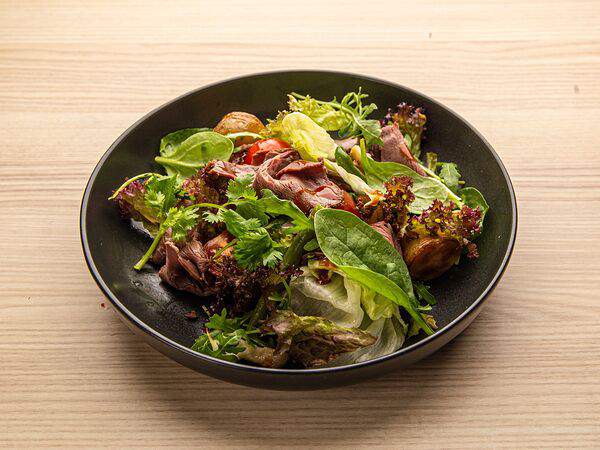 Кафе Полезные Продукты Лавка Здоровой Еды - Зеленый салат с ростбифом и спайси соусом