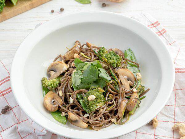 Tutto Bene - Лапша соба с брокколи и кешью