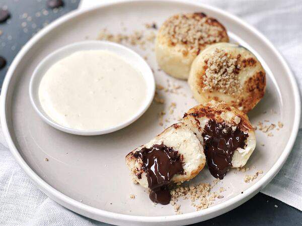 2A Concept. Coffee, Cake & Shop - Сырники с шоколадом и сливочным соусом