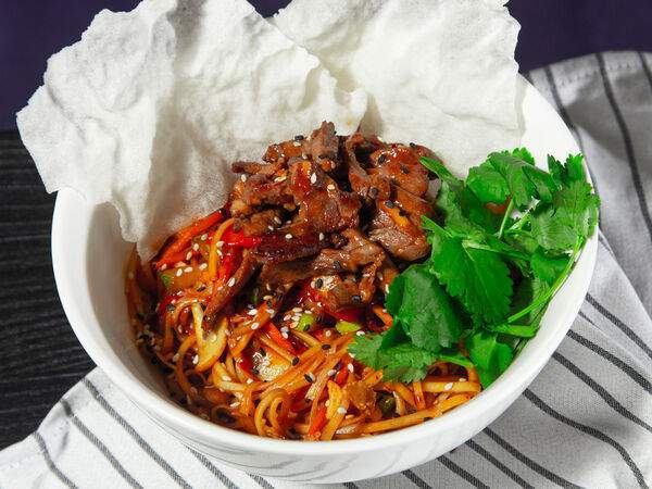 Bruce & Lee - Вок с утиной грудкой хойсин и овощами