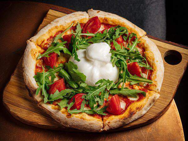 Мона - Большая пицца с буратой и свежими томатами