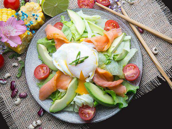 Сушилочка - Салат с лососем и яйцом пашот