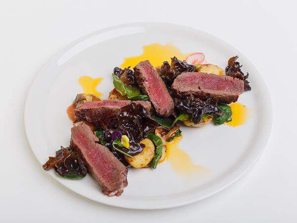 Глупый француз - Телятина с древесным грибом и картофелем бейби