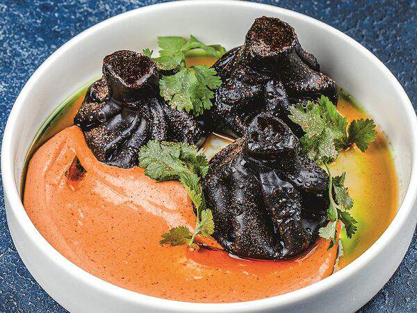 По тихому - Черные хинкали с креветками, домашним сыром и белой аджикой