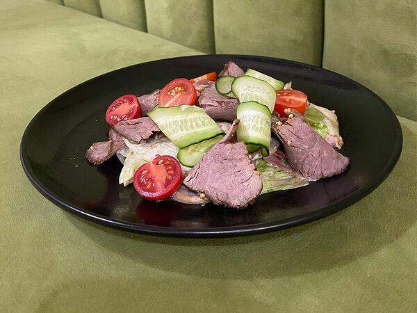 Roots - Салат с ростбифом и чукой под орехово-кунжутным соусом