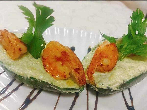 Бакинский дворик - Салат с авокадо и креветками