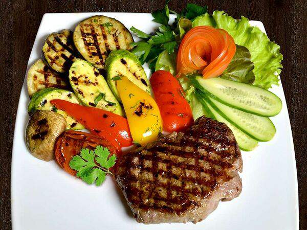 Трактиръ - Стейк из говяжьей вырезки с овощами гриль