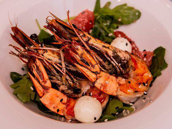 Акварель - Салат с королевскими креветками и грейпфрутом