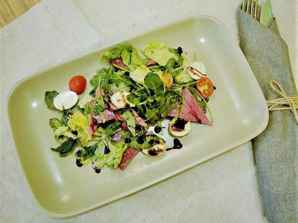 Nova Coffee - Зеленый салат с копченой говядиной