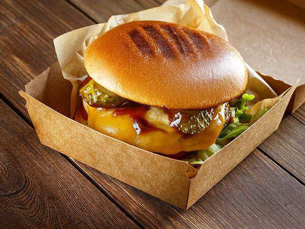 Собака на пене - Бургер с соусом барбекю и мариноваными огурчиками