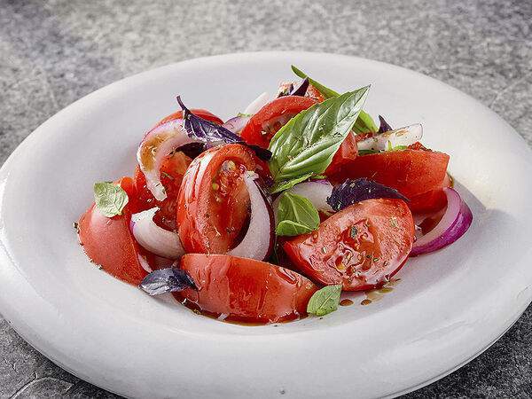 Урюк - Салат из томатов с ялтинским луком