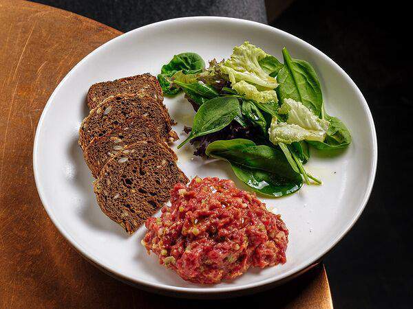 Мона - Тартар бифштекс с сосновой солью