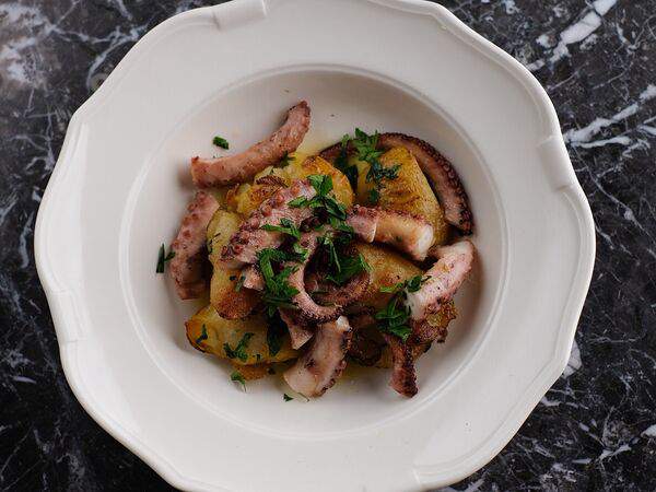 Bisou Bisou Bistro - Осьминог с молодым картофелем