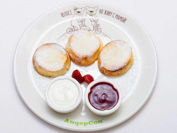 АндерСон - Фирменные сырники с вареньем и сметаной