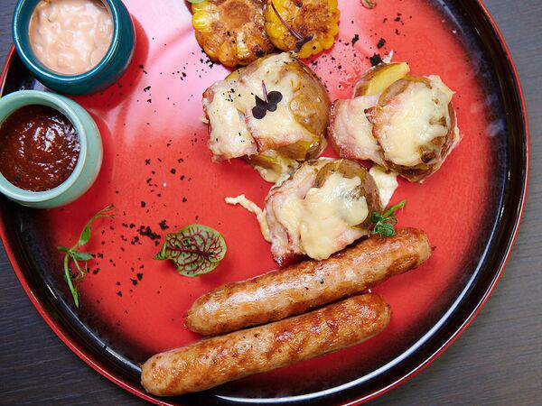 London - Английские колбаски с запеченным картофелем