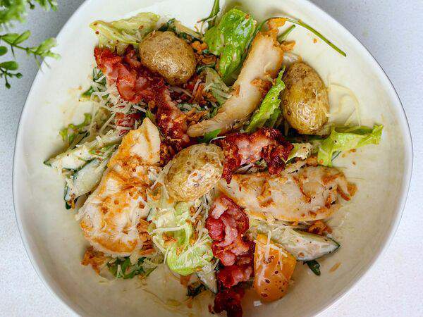 Winenot - Салат с курицей, картофелем бэби, чипсами и беконом