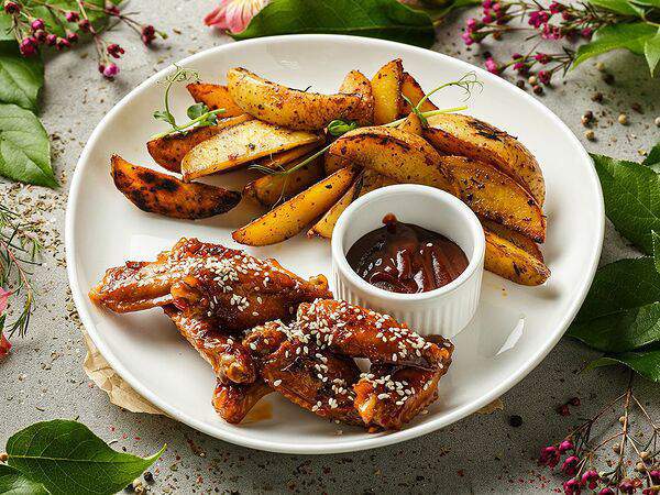 Вэлфед - Крылышки в соусе чили с картофелем по-деревенски и соусом барбекю