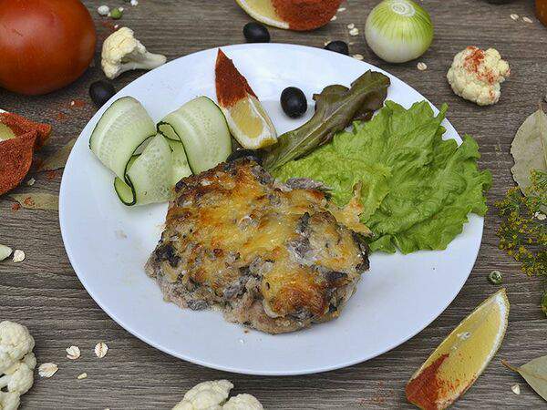 Ланч-кафе Baza Plaza - Шницель мясной рубленный под грибной шапкой