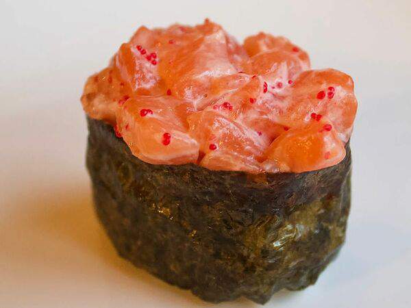 Рыбы бы - Гункан с лососем и соусом спайси