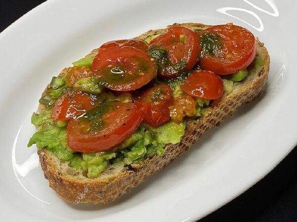 Milbo - Брускетта, авокадо, томат, песто