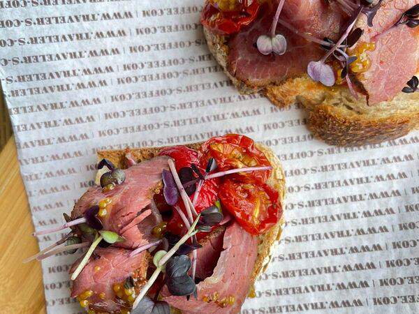 Traveller's Coffee - Брускетта с пастрами и печеной паприкой