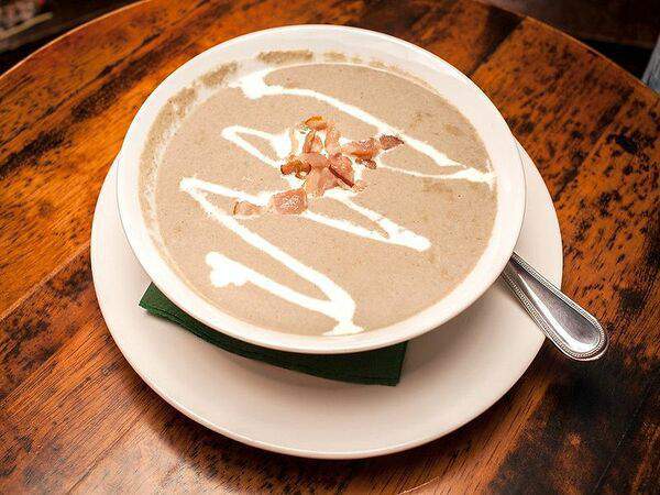 Hamilton's pub - Грибной суп с хрустящим беконом