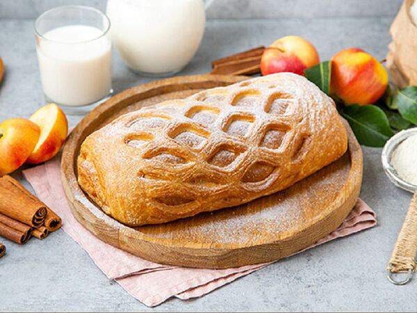 Пекарня Сдобное место Рахманинова 34 - Штрудель с яблоком и черной смородиной