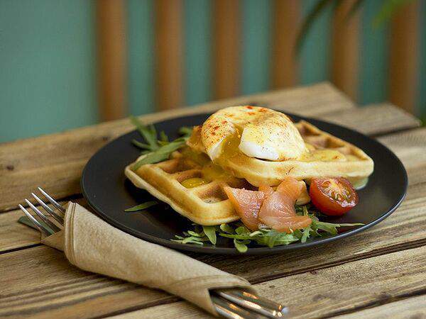 Кофейня Зеленая Улица - Вафли Венские с лососем и яйцом Бенедикт