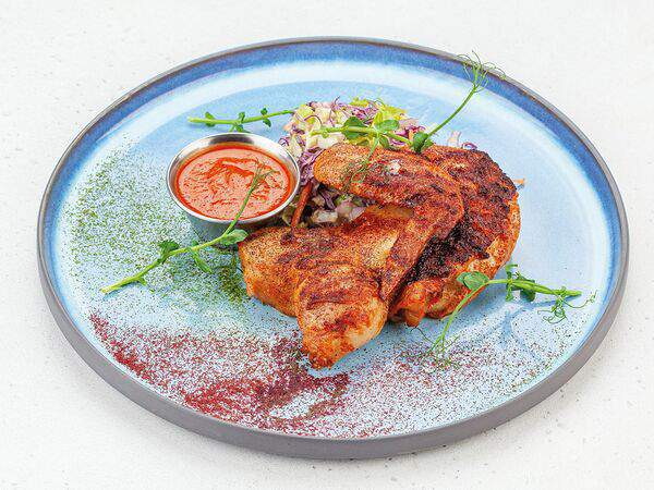 AVO Kitchen & Bar - Цыпа-гриль с копченой паприкой и медом, приправленная сумахом