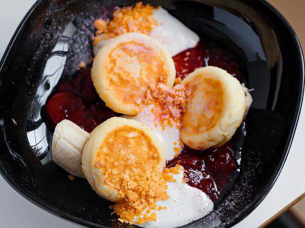 Technica - Сырники с клубничным компоте и бананом