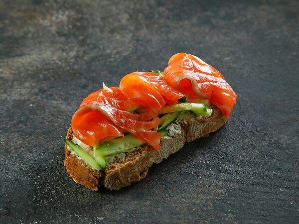 Двор Помидор - Брускетта с лососем