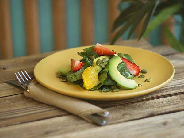 Кофейня Зеленая Улица - Салат из авокадо, апельсина, клубники и молодого шпината