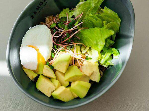 Zanoza Open Bar - Гречневая каша с авокадо и яйцом пашот