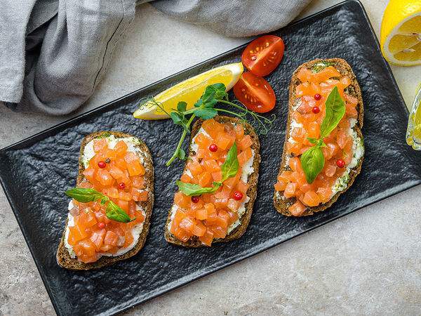 Лето на поляне - Брускетта со слабосоленым лососем