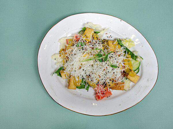 Vegan Day - Салат с жареным копченым тофу