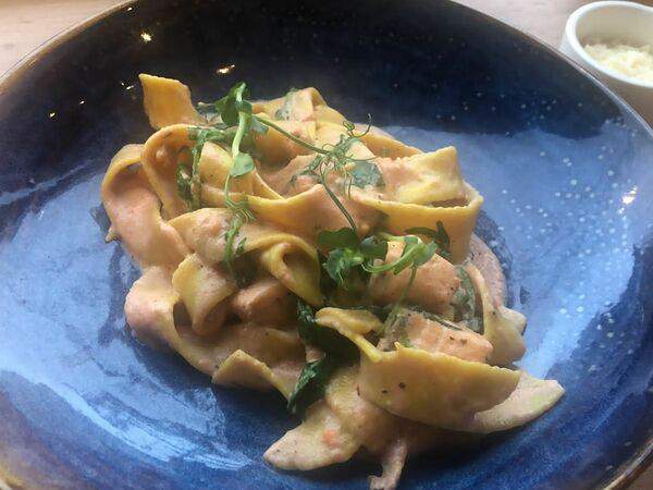 Рыбы бы - Паста ручной работы с лососем в сливочно-томатном соусе