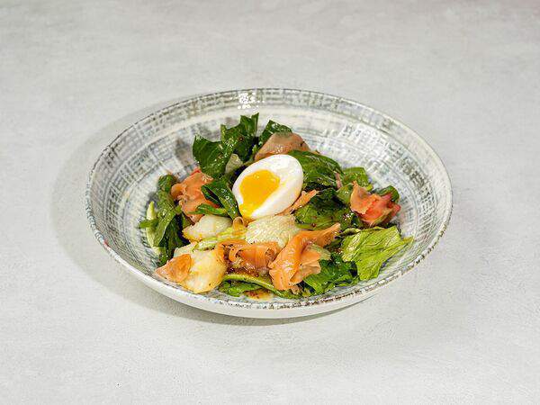 Гастробар Море - Зеленый салат с лососем и печеным картофелем