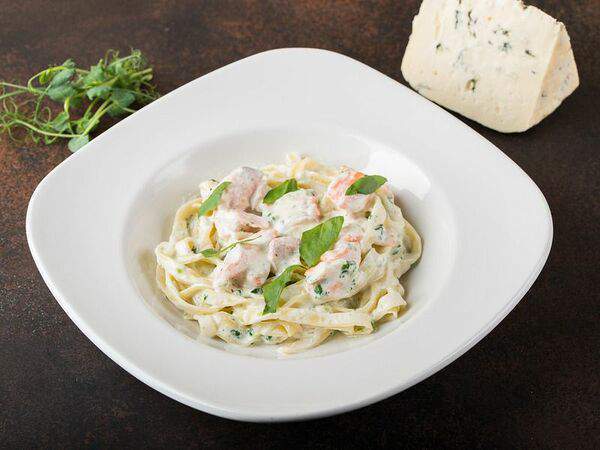 Fish & Grill - Паста со шпинатом и форелью в сливочном соусе