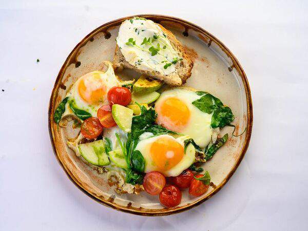 Vitae Healthy Food - Глазунья с овощами, тост с сырным кремом