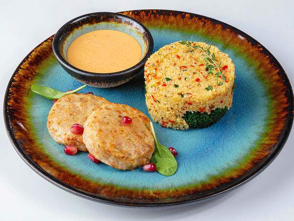 Udcкафе Upside Down Cake - Куриные котлеты с кус-кус