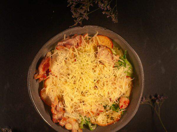 Multibar Neon - Салат Цезарь с ломтиками маринованного цыпленка