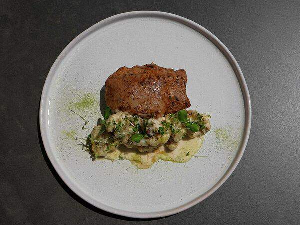 Forno rosso - Стейк из бедра индейки с цветной капустой и кремом из печеного чеснока