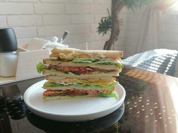 Pizza House Kitchen - Сэндвич с яйцом и сырокопченым беконом