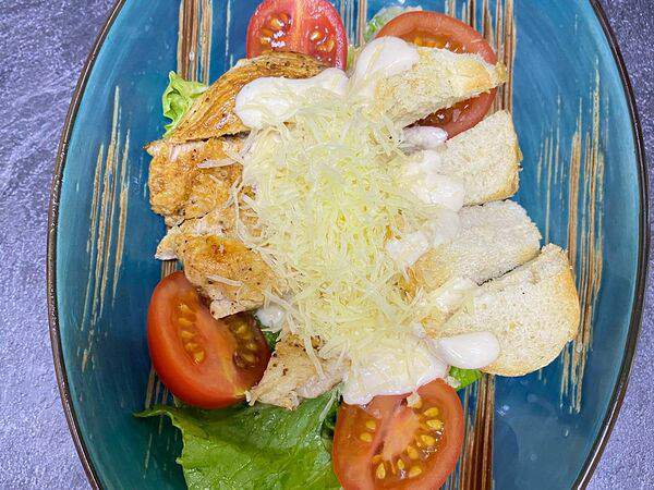 Кухнякафе - Салат цезарь с курицей гриль