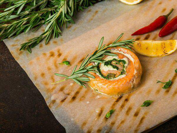 Fish & Grill - Рулет из форели со шпинатом, шампиньонами и творожным сыром