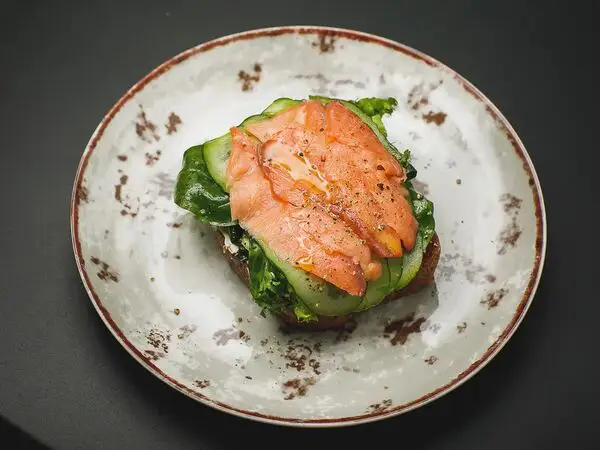 Mon Baton Green - Тост Бурже с лососем