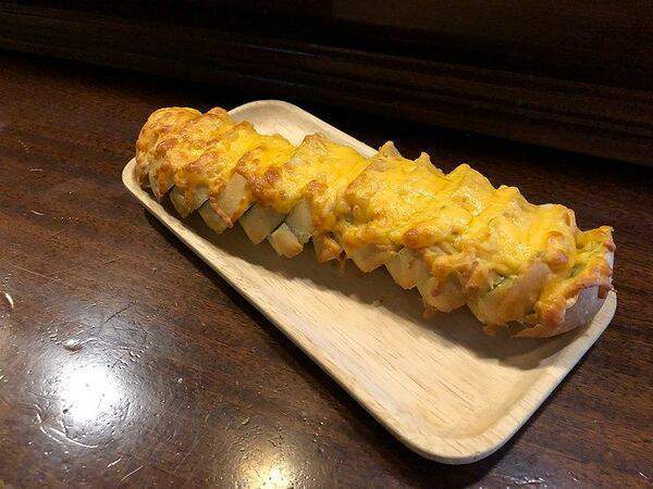 Hamilton's pub - Чесночный хлеб с сыром чеддер