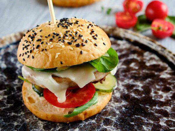 Мархаба - Детский мини-бургер из курицы с сыром моцарелла и фирменным соусом